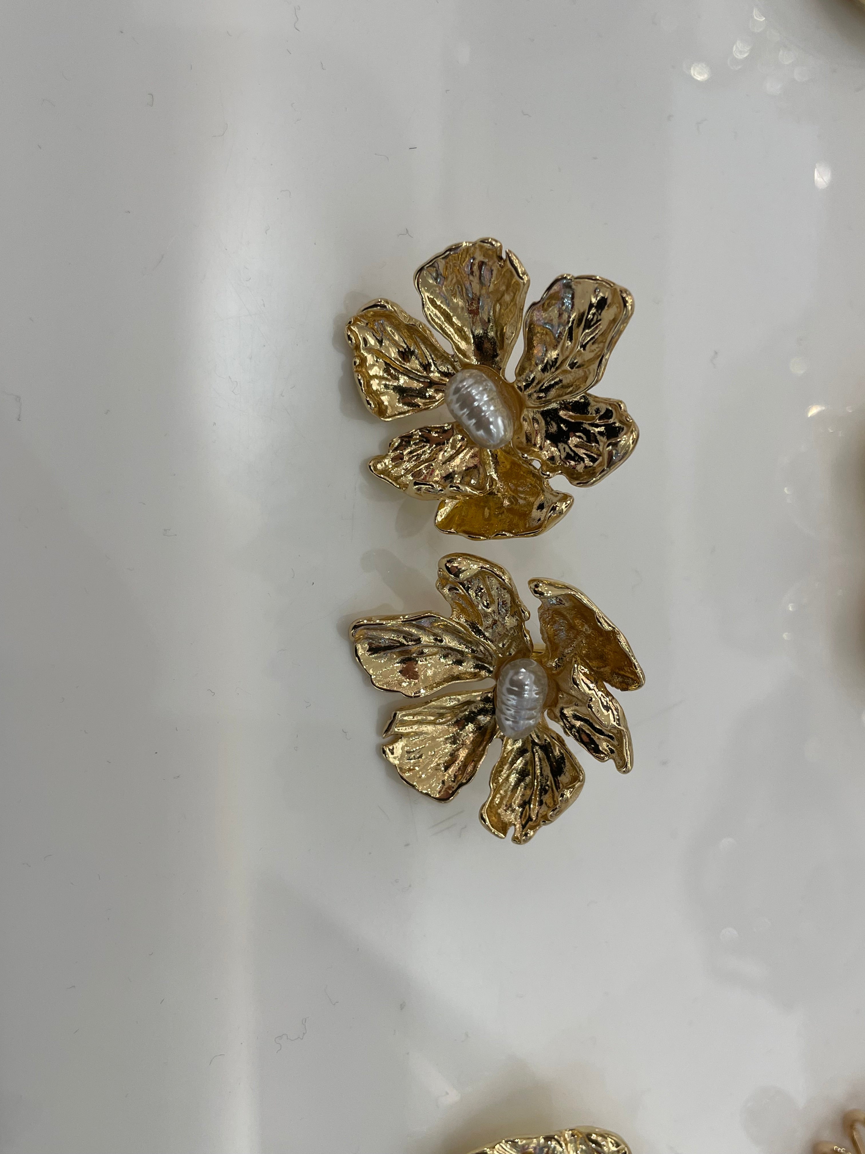 Pearl gold flower earring